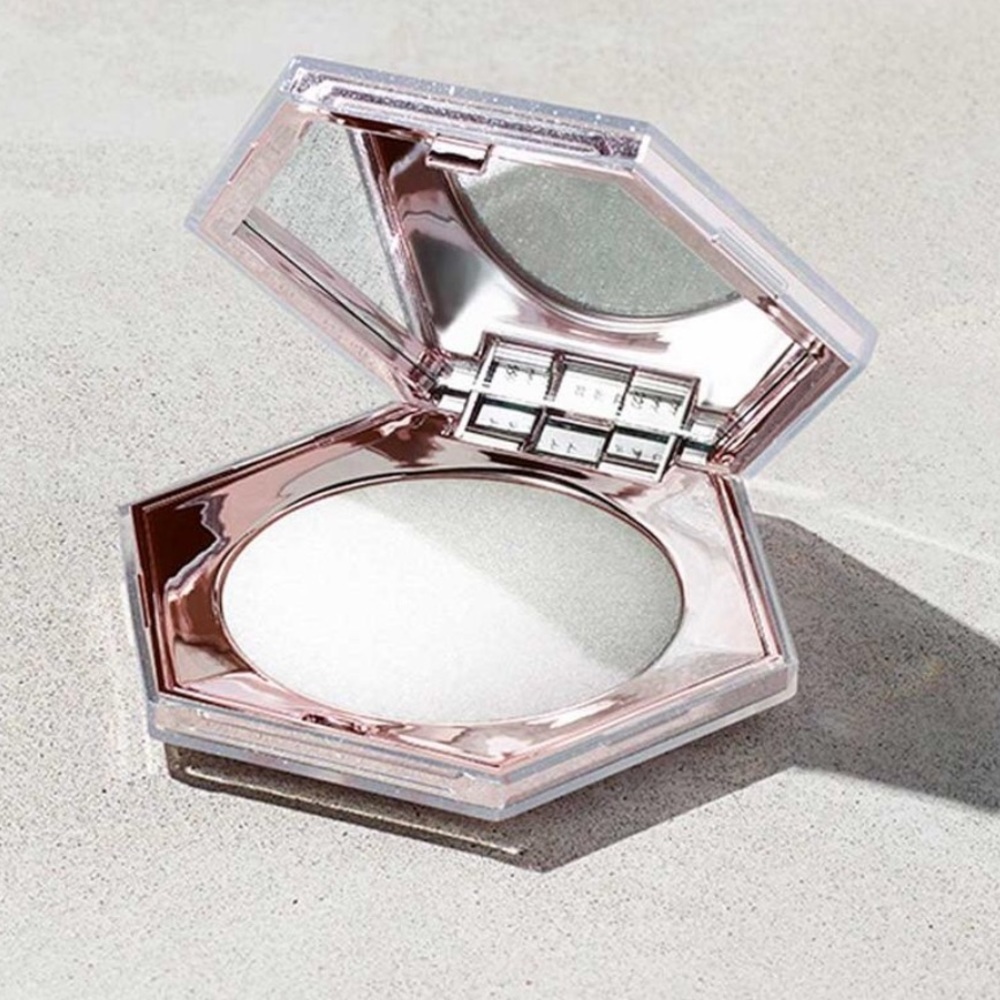 Diamond Bomb Fenty beauty highlighter